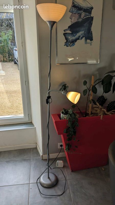 Lampe de salon avec liseuse orientable (image 1)