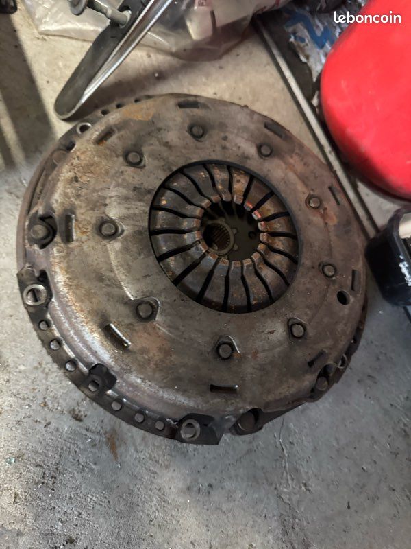 Embrayage + volant moteur 208 (image 1)