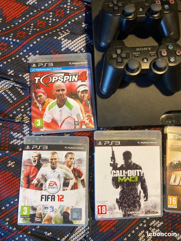 Pomme de pin décorée de baies de houx et de branches sur table en