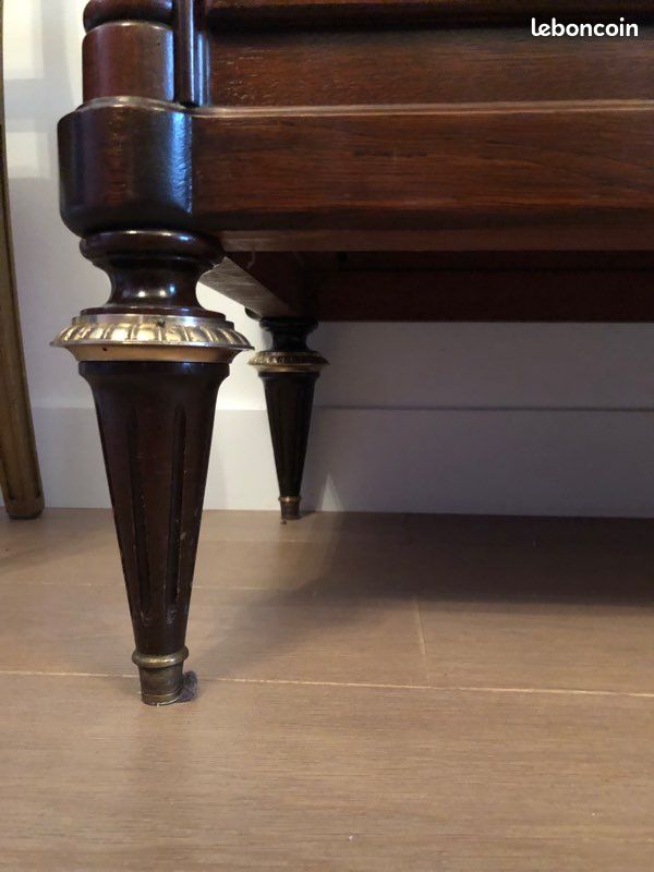 Commande en acajou et bronze style Louis XVI à plateau en marbre blanc (image 6)