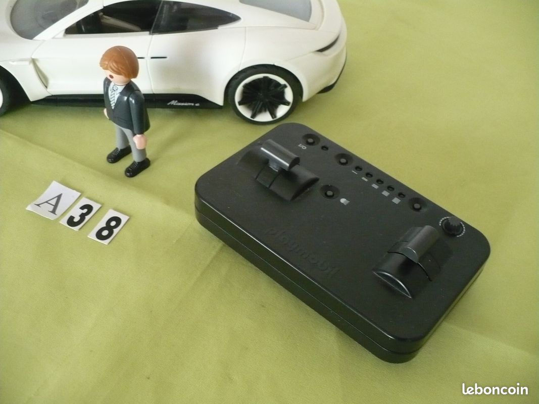LOT A 38 porche télécommandé Playmobil REF 70765 (image 2)