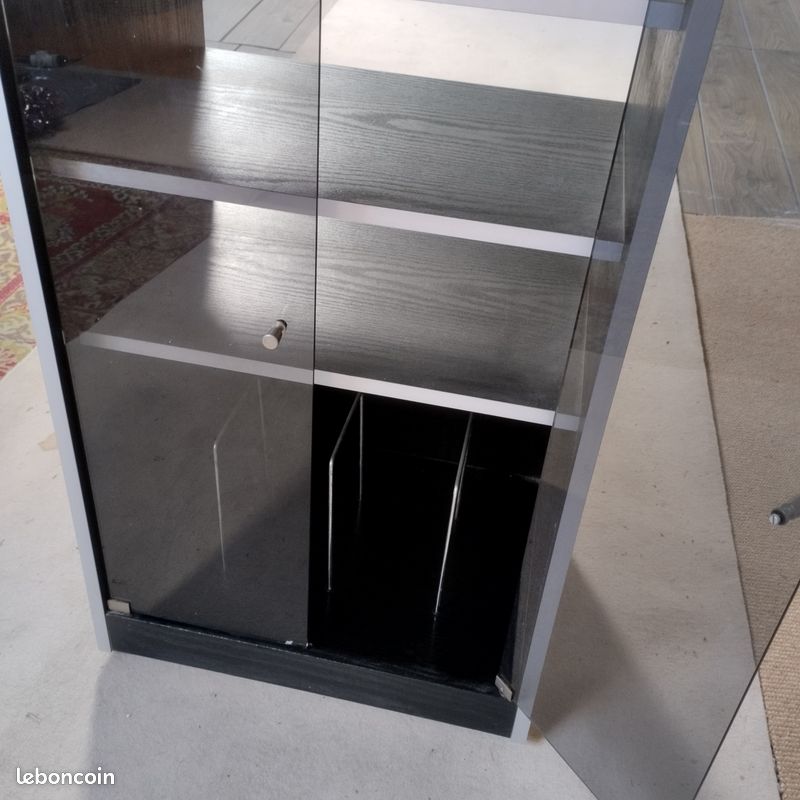 Meuble sur roulettes de rangement vertical doté d'une structure en bois mélaminé et de deux portes battantes en verre fumé et de plusieurs étagères (image 6)