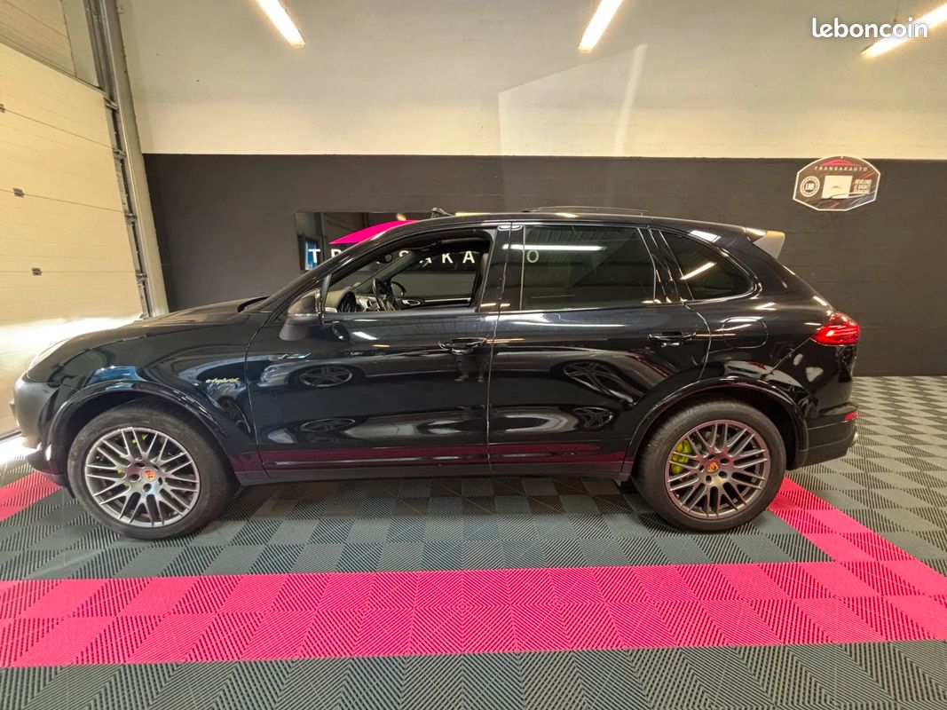 PORSCHE CAYENNE 3.0 V6 416 ch S Platinium Edition E-Hybrid Tiptronic / 1ere Main / PDLS+ / Toit Ouvrant / Camera (image 2)
