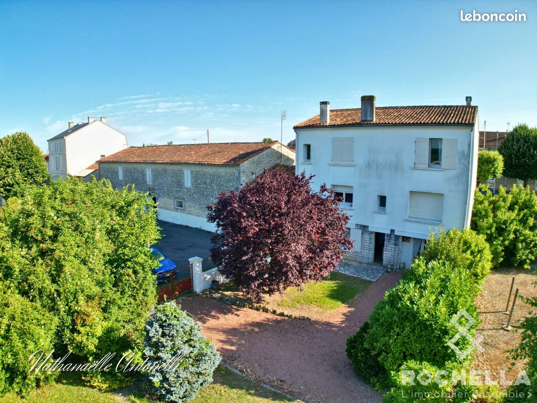 Maison 8 pièces 233 m² · à Saint-Jean-d'Angély · 233 m² · 220 000 €