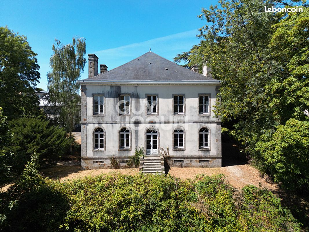 Maison 10 pièces 675 m² · à Bazouges-la-Pérouse · 675 m² · 470 000 €