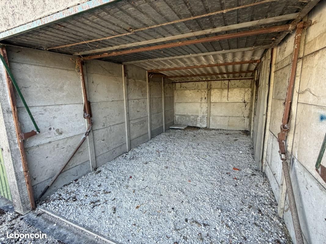 Parking 15 m² · à Vonnas · 15 m² · 90 €/mois