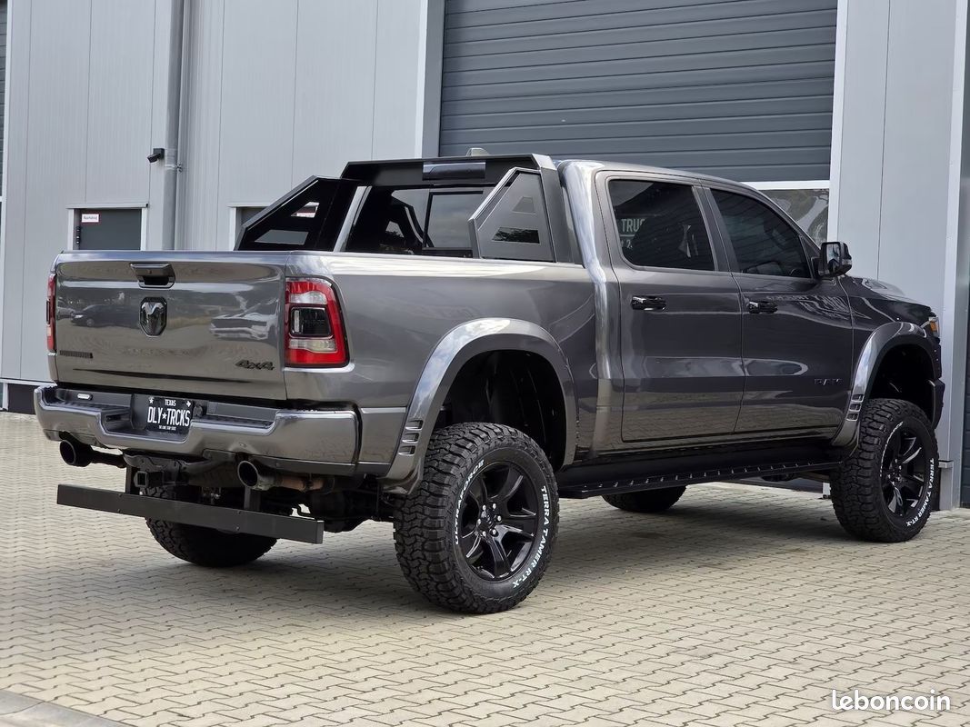 Dodge RAM 1500 Big Horn Night Edition 5.7 HEMI eTorque 401 ch 4x4 – Lift 9” – Uconnect 12” – 35” (image 6)