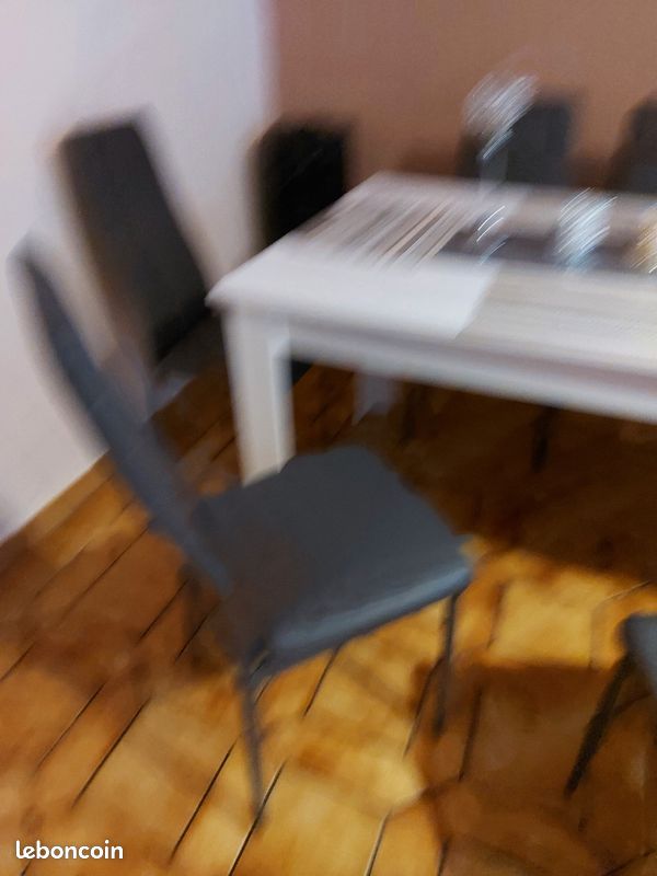 Vends table de salle-à-manger avec 6 chaise (image 1)