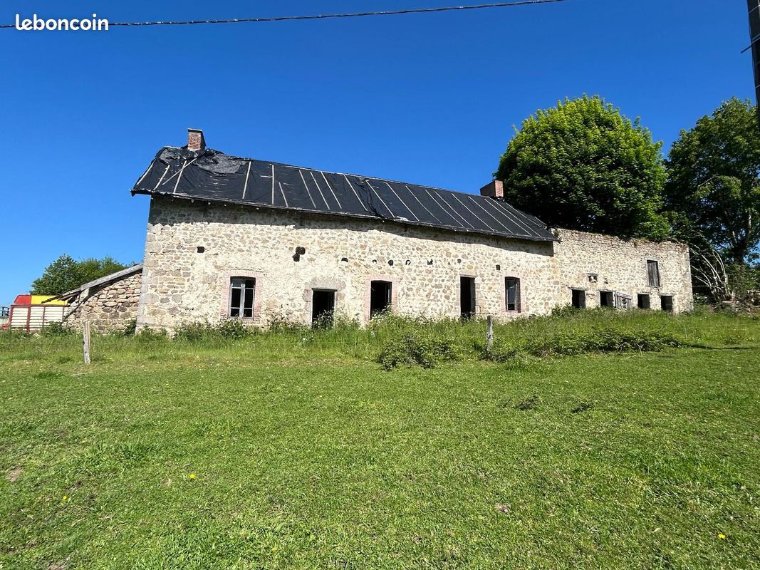 Maison 200 m² · à Saint-Exupéry-les-Roches · 200 m² · 24 000 €