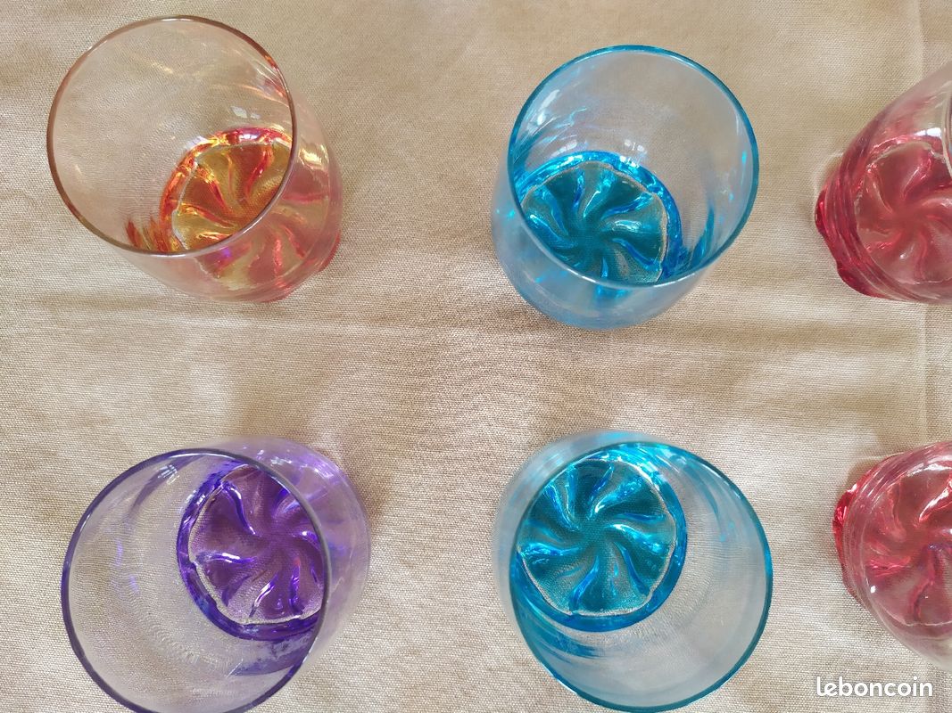 Au moins 10 Verres à eau colorés (image 4)