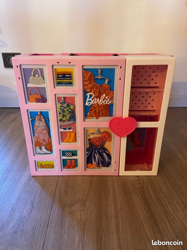 Dressing Barbie (image 1)