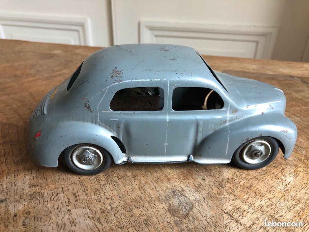 CIJ réf 5/48 France 1950 Renault 4cv Bleu foncé L 18cm Proche
