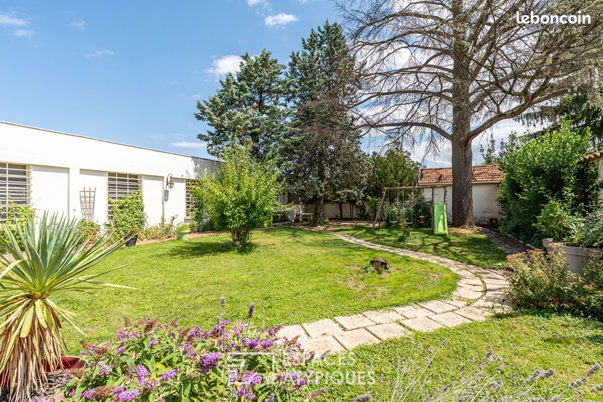 Maison 8 pièces 236 m² · à Villefranche-sur-Saône · 236 m² · 599 000 €