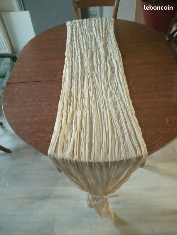 Chemin de table en tissu léger avec noeuds
Lavable en machine
Longueur 3m
Neuf jamais utilisé
Plusieurs disponibles (image 2)