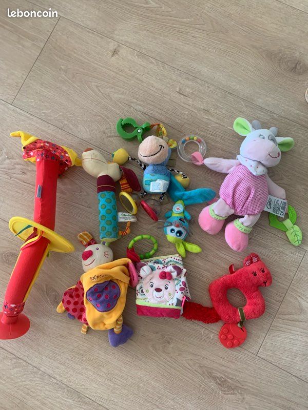 Lot peluche et hochets bébé (image 1)