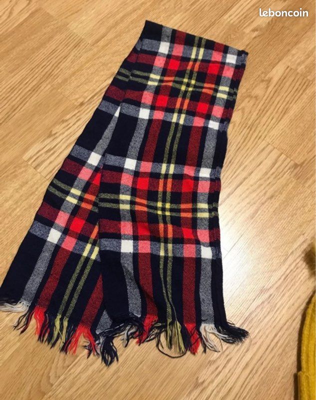Écharpe carreaux bleu et rouge et bonnet jaune à pompon enfants (image 3)