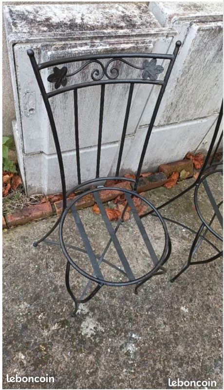 Chaise en fer forgé noir en bon état (image 3)