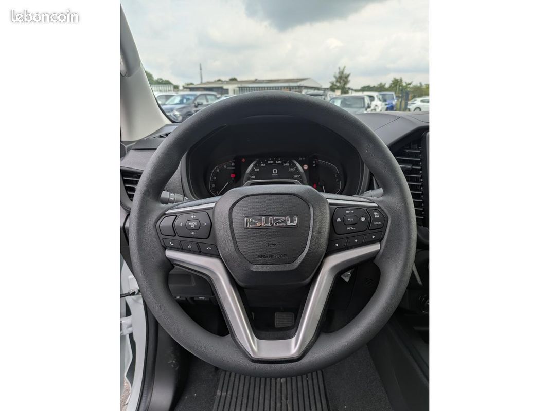 ISUZU D-MAX * 30 500 HT*SINGLE B-STRONG 2.2 DMS M/T 4x4 MY2026 Euro6e-bis SPLASH WHITE (image 6)