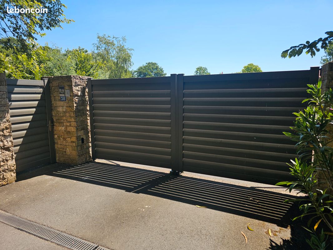 Portail battant aluminium 4000 l x 1750 h. Avec portillon (image 1)