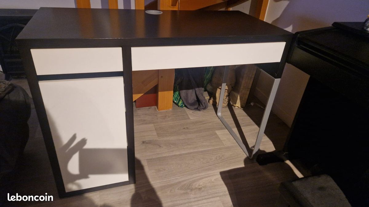 Bureau MICKE IKEA (dim: 105 x 50cm) (image 1)