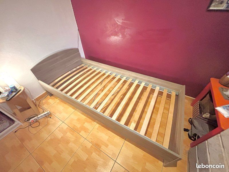 Beau lit bois gris avec sommier 90x200 parfait état avec matelas à donner (image 2)