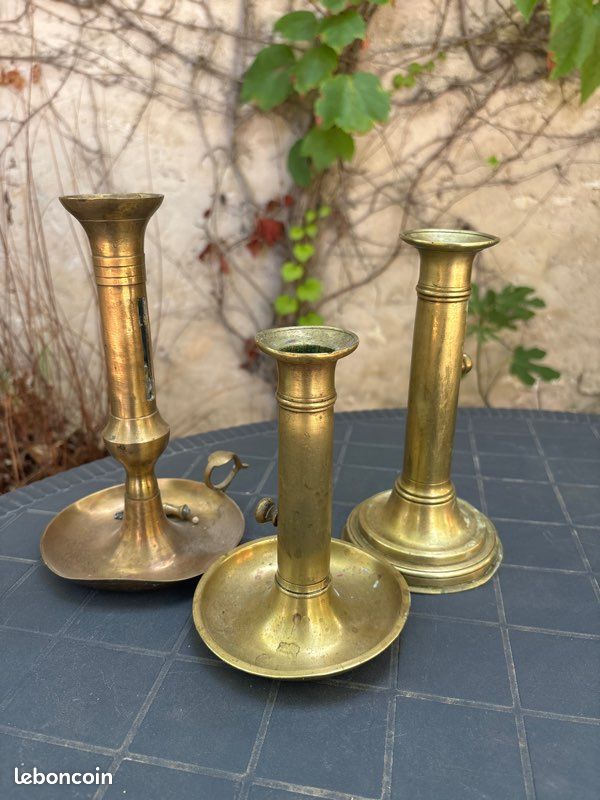 Lot de trois chandeliers en laiton (image 1)