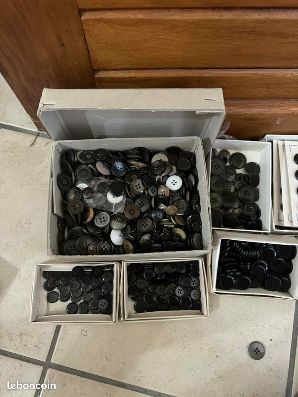 Lot de 100 divers boutons (image 7)