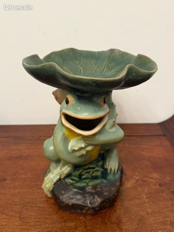 Plateau en céramique Chinoise de forme feuille de lotus porté par une grenouille souriante (image 4)