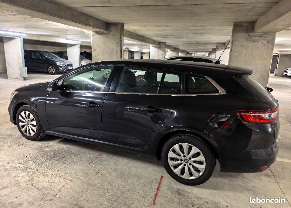 À vendre Renault Mégane IV Estate essence, boîte manuelle, mise en circulation en octobre 2019, environ 83 000 km, véhicule confortable, spacieux et bien entretenu, idéal pour une famille (image 1)