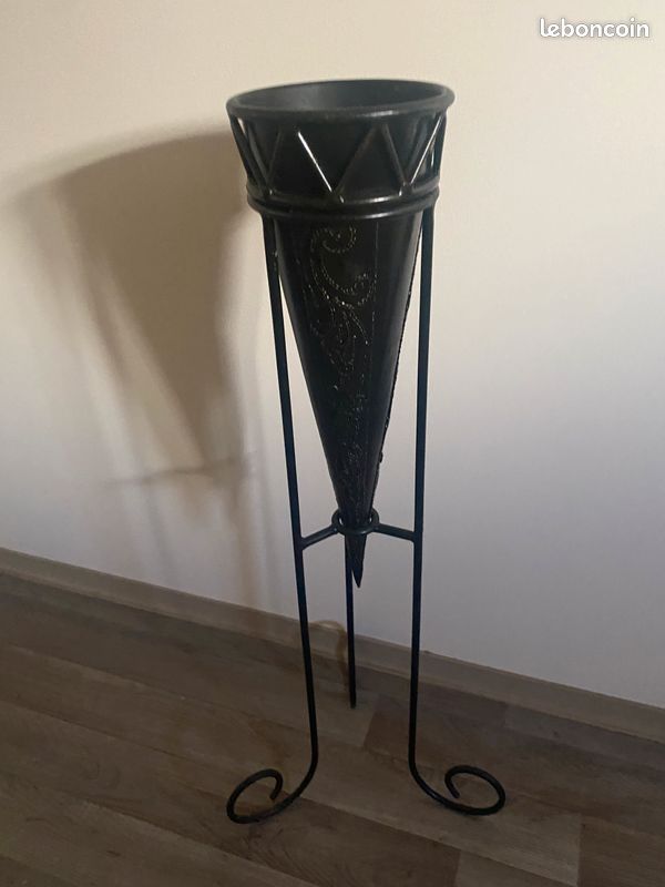 Pot décoratif en fer forgé (image 4)