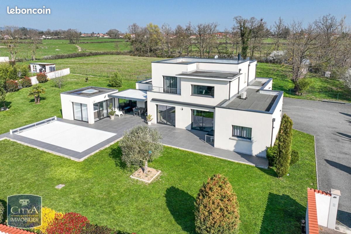 Maison 5 pièces 200 m² · à Saint-Léger-sur-Roanne · 200 m² · 599 000 €