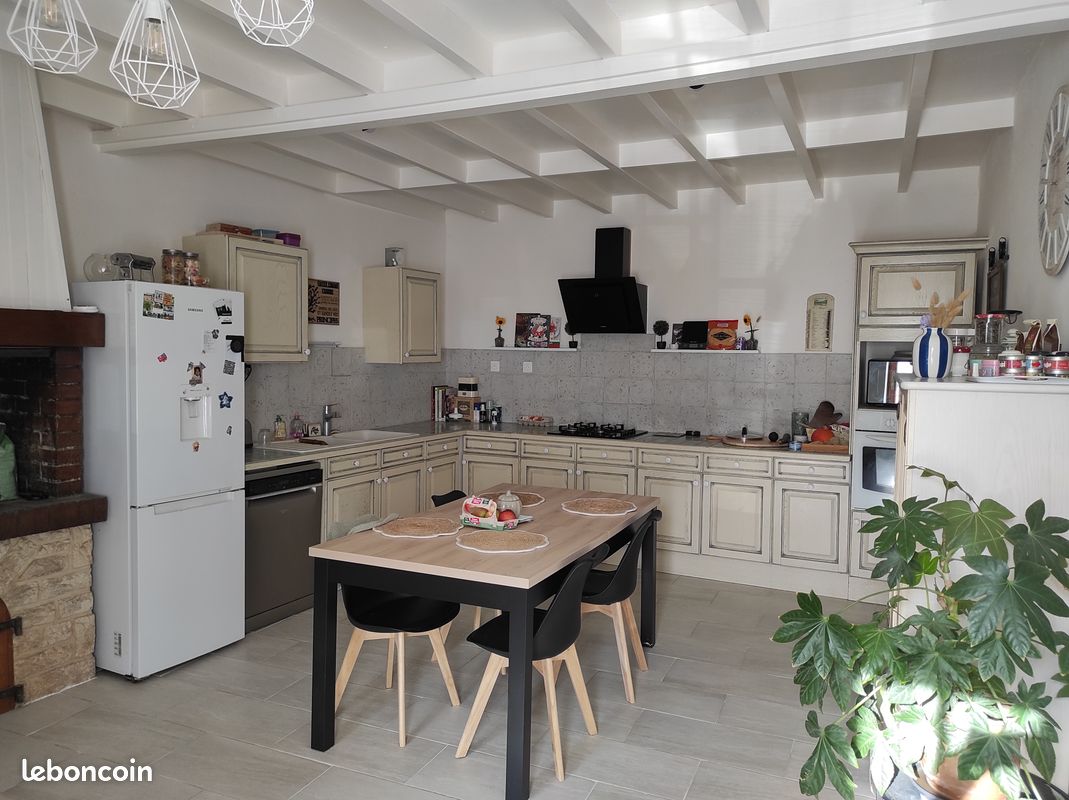 Table à manger avec 6 chaises (image 1)
