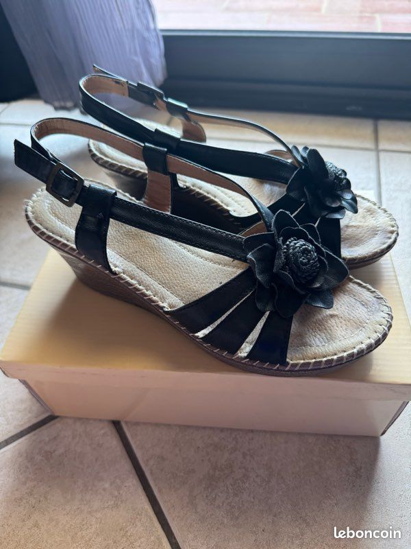 Sandale en cuir pointure 39 (image 1)