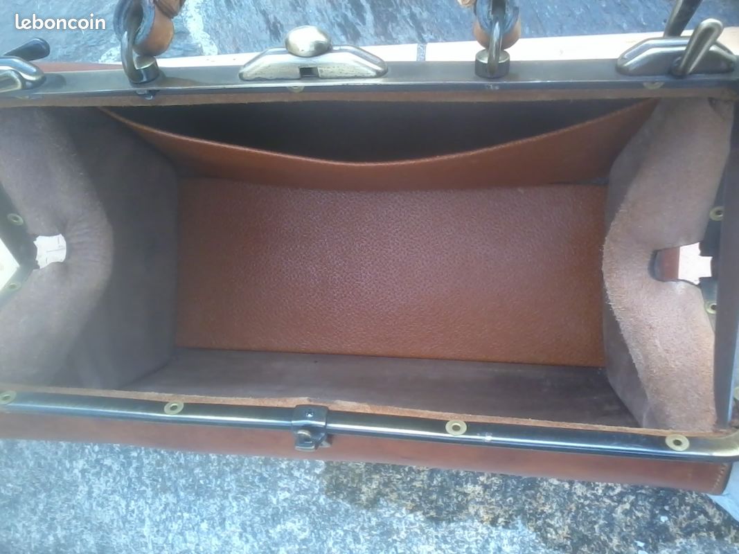 Une sacoche en cuir neuve (image 4)