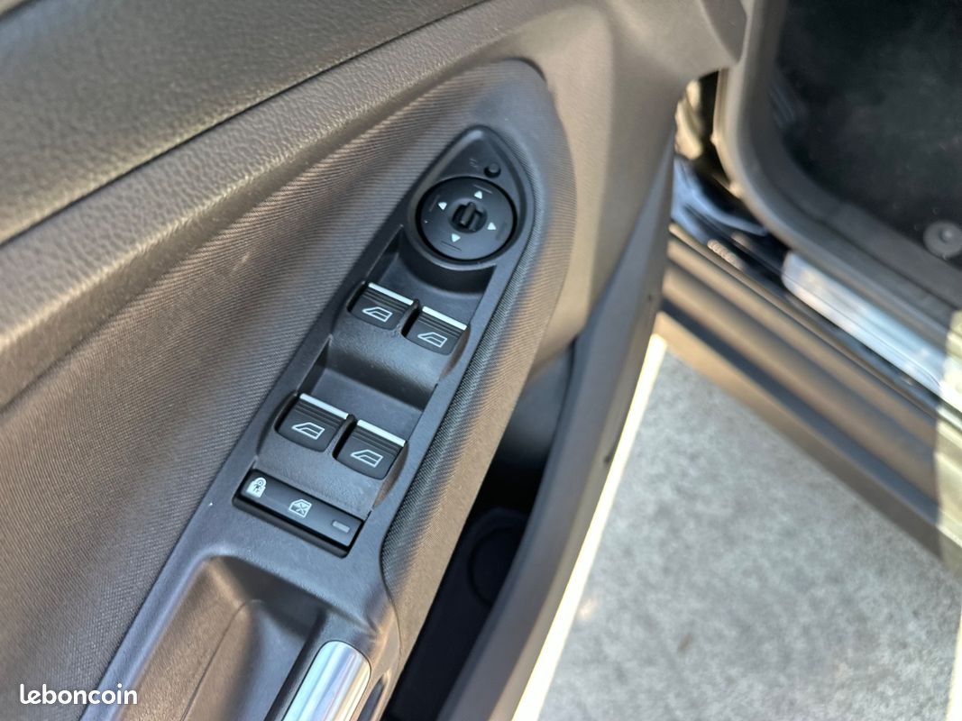FORD C-Max Titanium 1.5 TDCi 120 cv {RADAR ARR - TOIT PANORAMIQUE} (image 16)