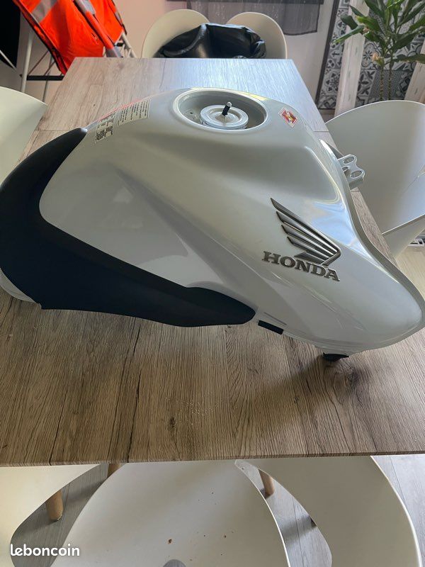 Réservoir Honda 1000cb r (image 1)