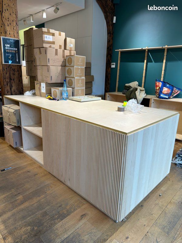Comptoir / Présentoir de vente en Bois Nervuré - Design moderne scandinave (image 1)