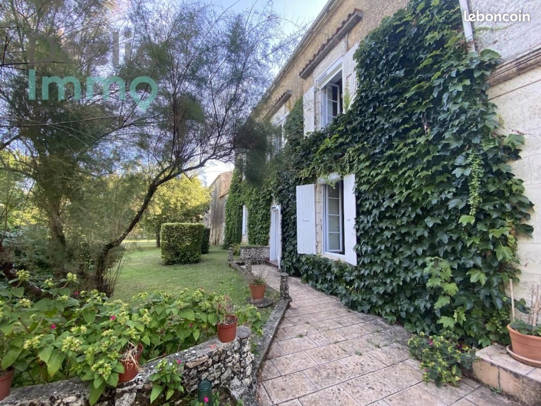Maison 7 pièces 248 m² · à Tonnay-Charente · 248 m² · 448 000 €