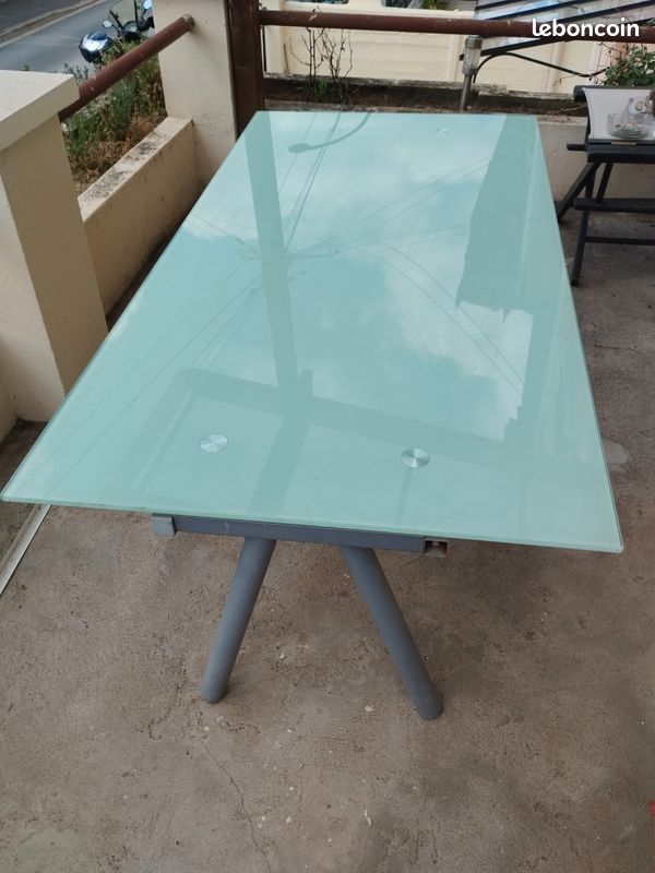 Table en verre (image 1)