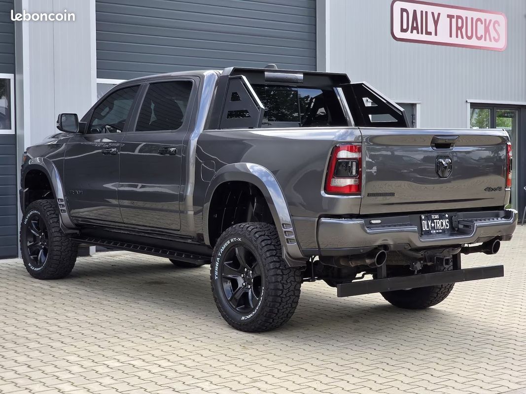 Dodge RAM 1500 Big Horn Night Edition 5.7 HEMI eTorque 401 ch 4x4 – Lift 9” – Uconnect 12” – 35” (image 4)