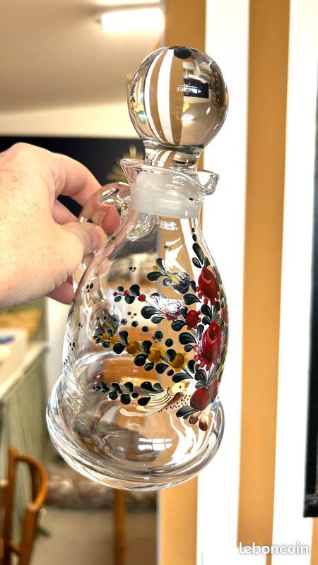 Pichet, carafe en faïence émaillée à décor d'un oiseau bleu