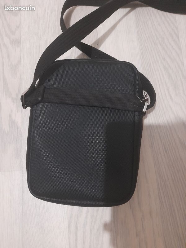 Vend sacoche lacoste acheter y a 1 semaine toute neuf (image 2)