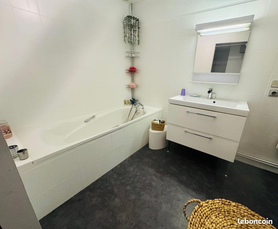 Appartement atypique 84m2 au calme dans le vieux St jorioz, avec 2 balcons et petit garage (image 3)
