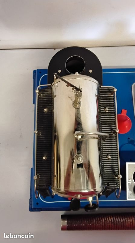 Wilesco D4 - Machine à Vapeur En Laiton Poli - Chaudière 45 Mm, Volant Filigrane, Base Bois - Modèle Réduit Fonctionnel - Collectionneur