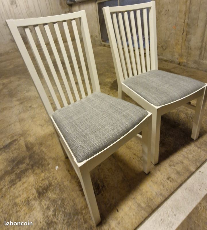 Chaise en bois blanc et tissu gris (image 2)