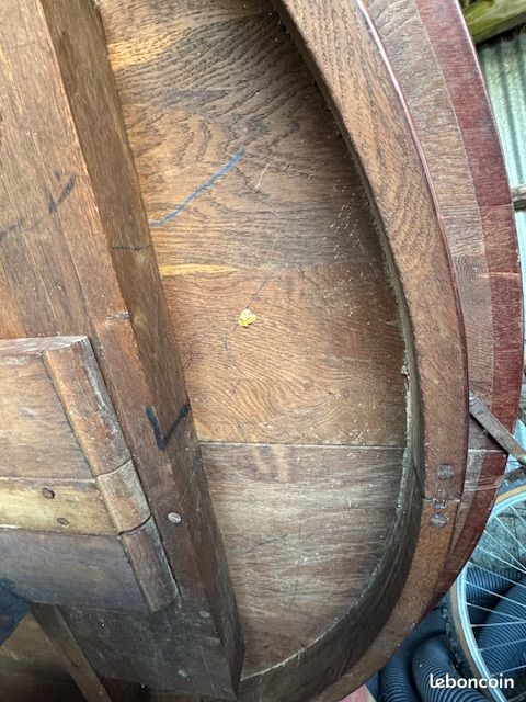 Table ronde diametre 1,7 m en bois ancien avec pied central travaillé sur roulettes (image 11)