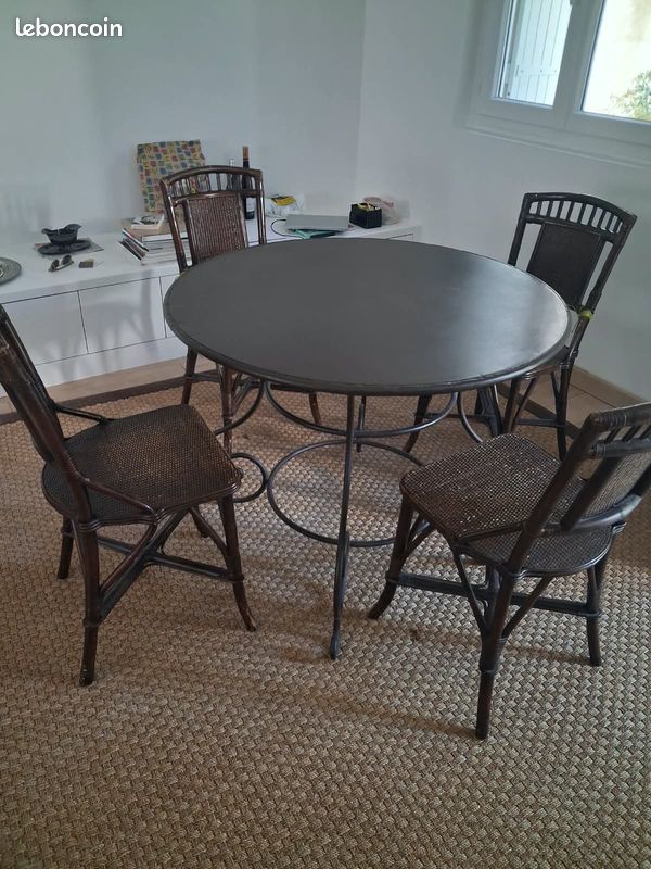 A vendre, belle table en métal, chaises (à restaurer) offertes (image 1)