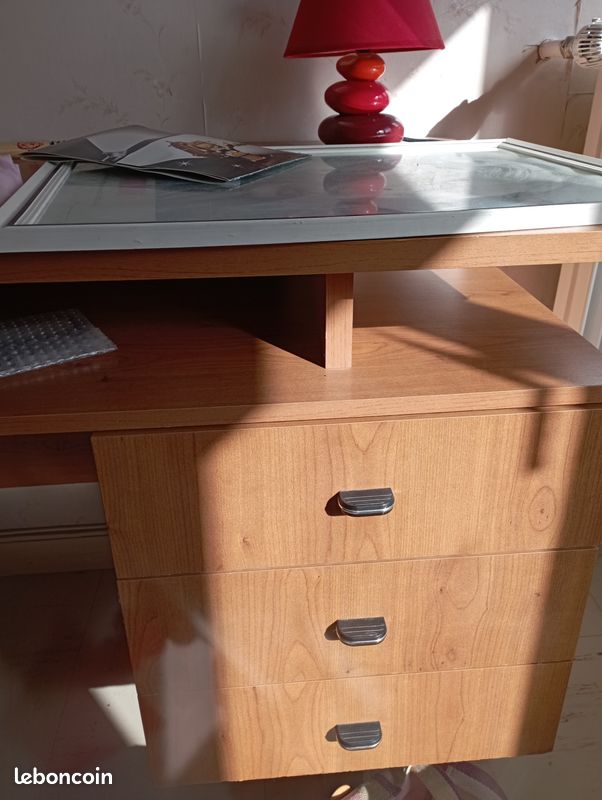 Bureau de travail (image 1)