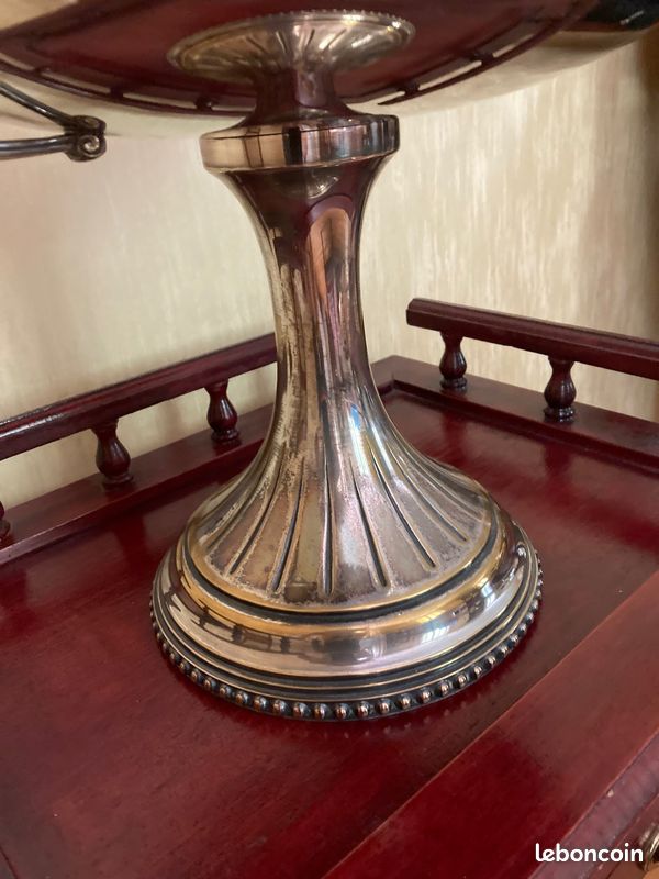 Elégante coupe en métal argenté à motifs classiques (image 4)