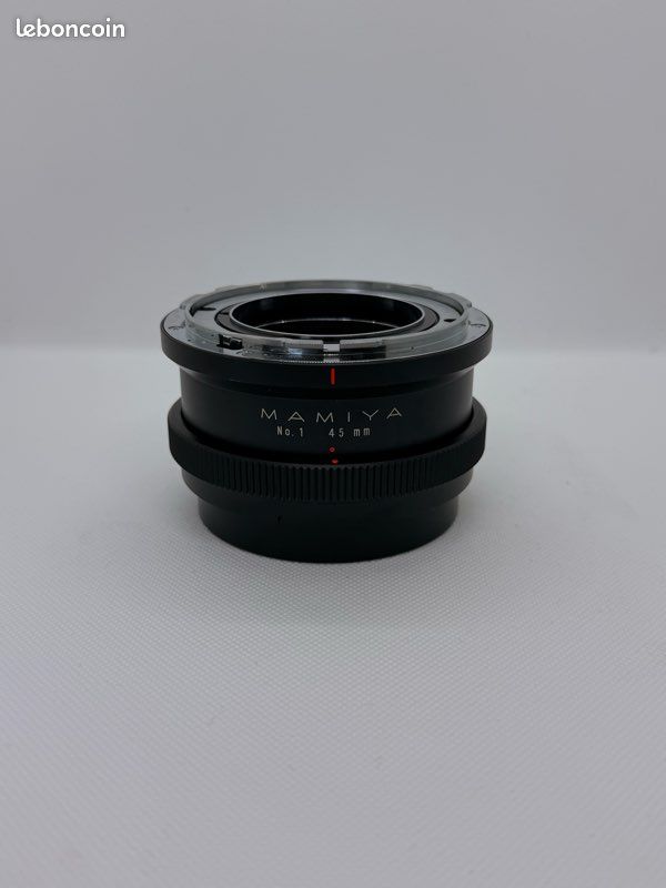 Un appareil moyen format Mamiya assis sur une étagère métallique avec